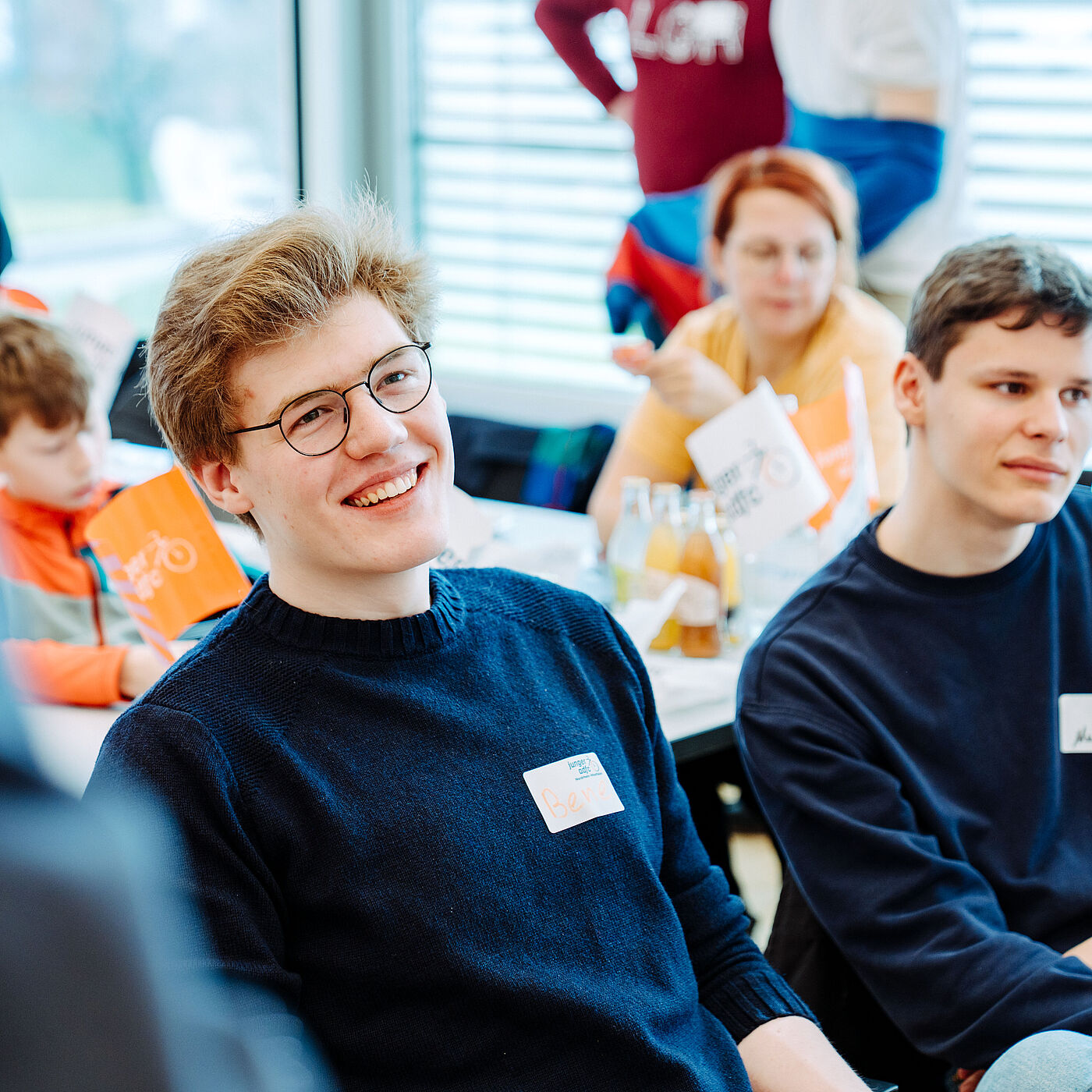 Teilnehmende bei der Landesjugendversammlung 2026 im Gespräch.