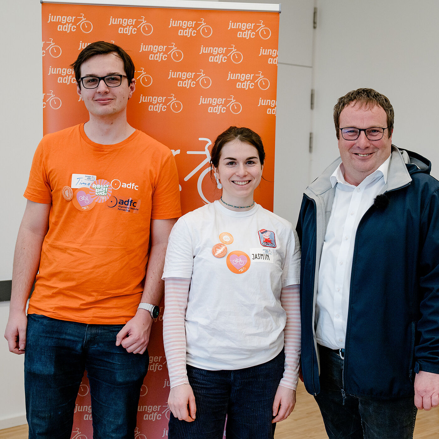 Die frisch gewählten Sprecher:innen des Jungen ADFC NRW, Timo Giese und Jasmin Azari freuen sich mit Verkehrs- und Umweltminister Oliver Krischer über eine erfolgreiche erste Landesjugendversammlung.