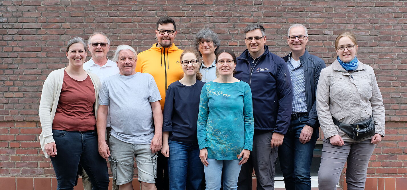 Der Landesvorstand des ADFC NRW vor einer Backsteinmauer