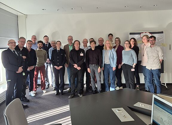 Mitglieder des AK Radverkehrssicherheit am 5. März 2026 im MUNV. Gruppenfoto mit etwa 20 Personen. 