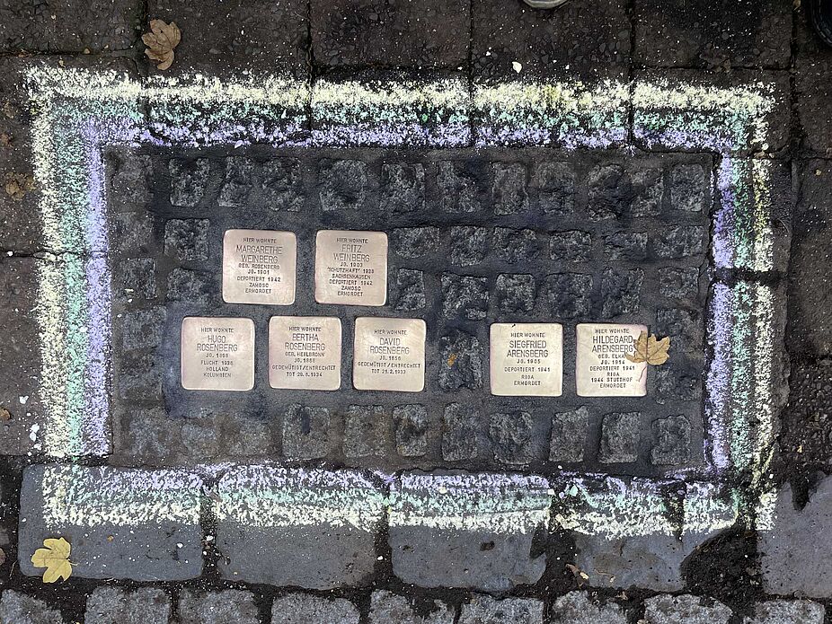 Stolpersteine vor der Gerhardt-Hauptmann-Straße 10