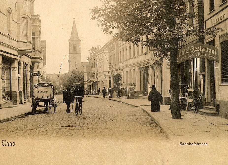 Fahrrad auf der Bahnhofstraße in der Nähe Bahnhofstraße 19, dem ersten Geschäft von Heinrich Russ