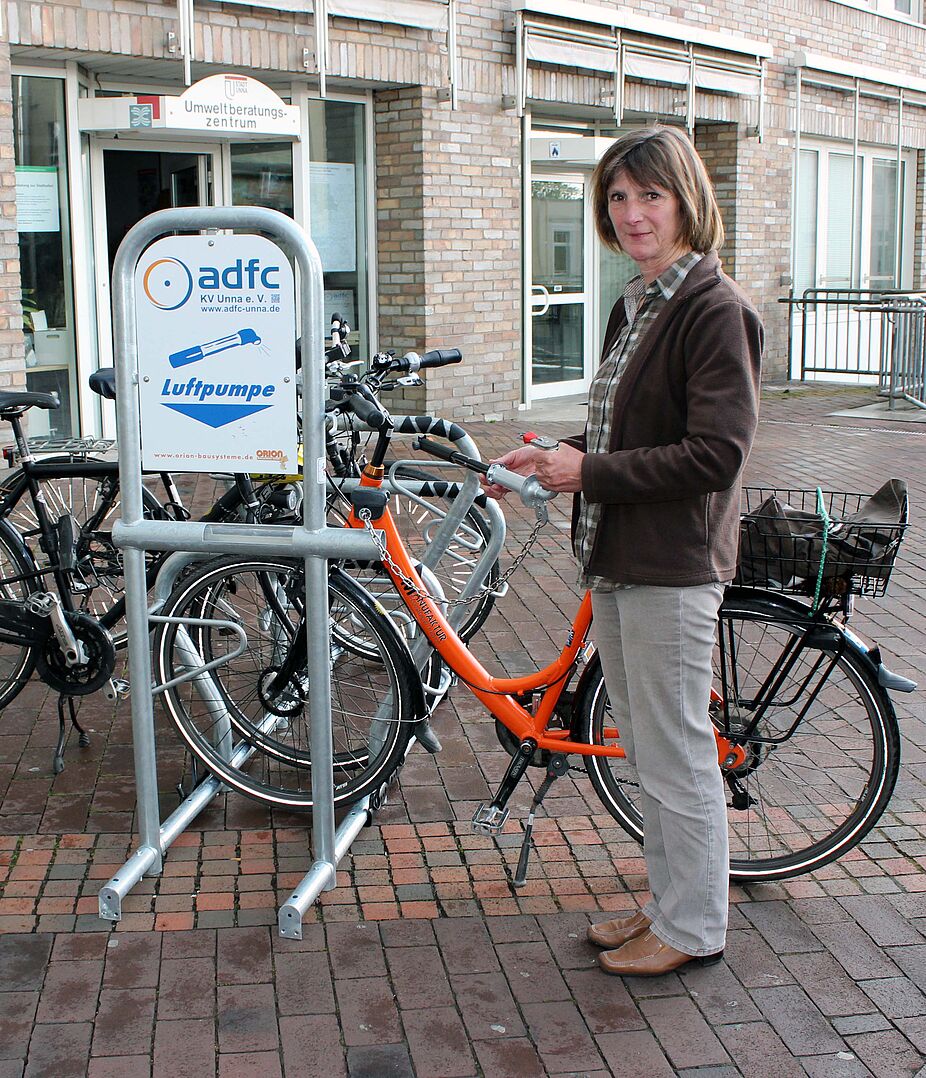 Radparkanlage mit öffentlicher Luftpumpe