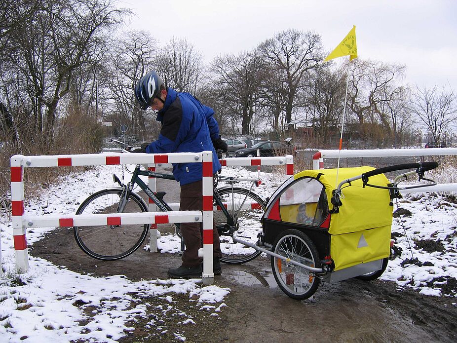 Schweres Durchkommen für Radfahrende mit Anhängern
