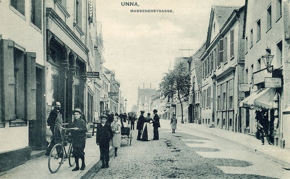 Junger Radfahrer vor dem Geschäft von Russ