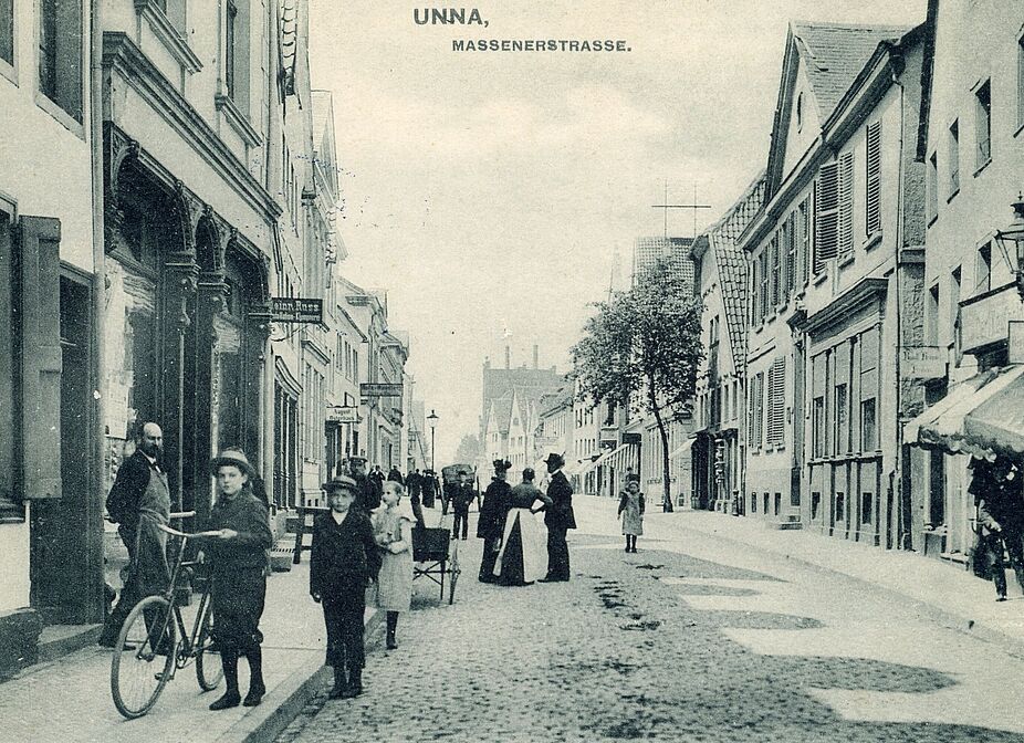 Junger Radfahrer vor dem Geschäft von Russ an der Massener Straße (heute Schnückel)