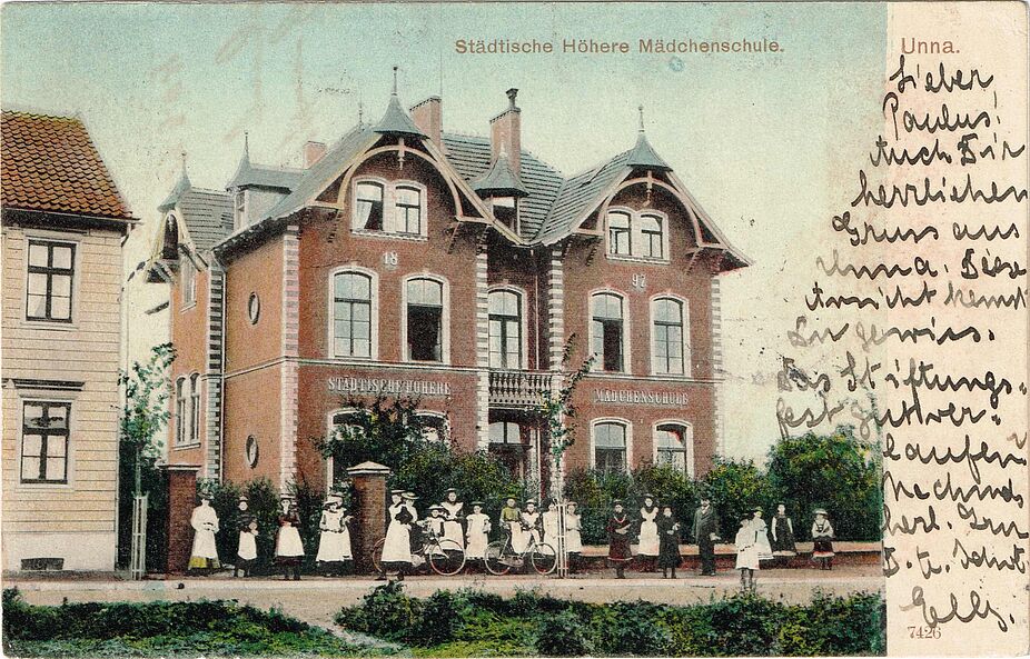 Fahrräder vor der Städtischen höheren Mädchenschule