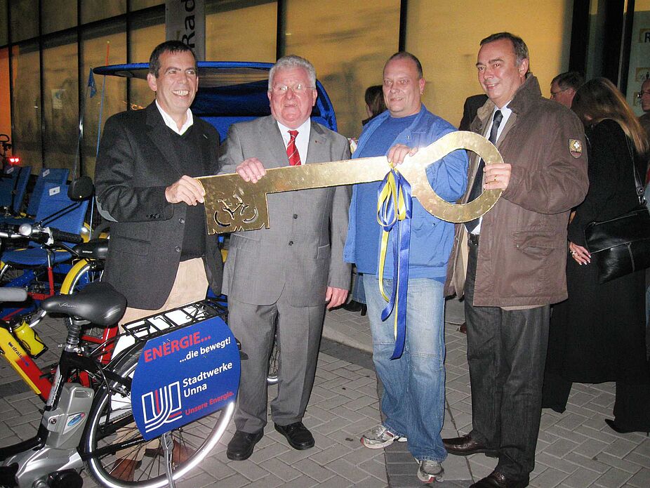 Symbolische Schlüsselübergabe