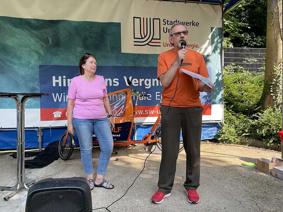 Klaus Caspari überreicht den Preis des ADFC