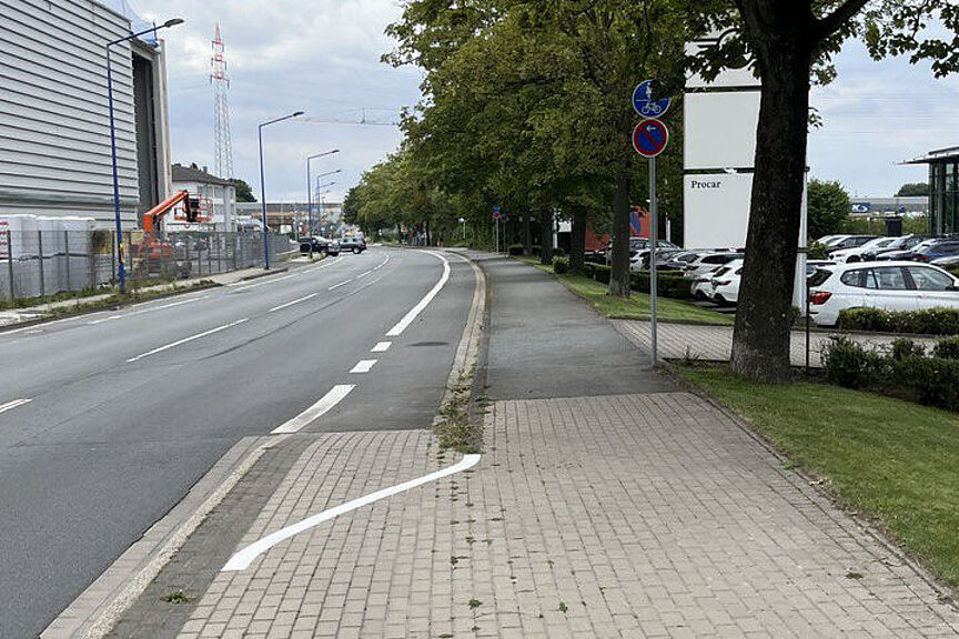 Beginn der neuen Markierung auf einen gemeinsamen Geh- und Radweg