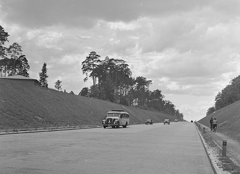 Karl Theodor Gremmler: Verkehr auf der Reichsautobahn, 1938/1941 Karl Theodor Gremmler: Verkehr auf der Reichsautobahn, 1938/1941