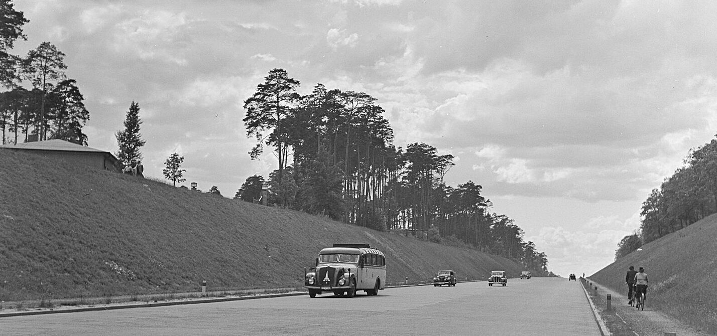 Karl Theodor Gremmler: Verkehr auf der Reichsautobahn, 1938/1941 Karl Theodor Gremmler: Verkehr auf der Reichsautobahn, 1938/1941