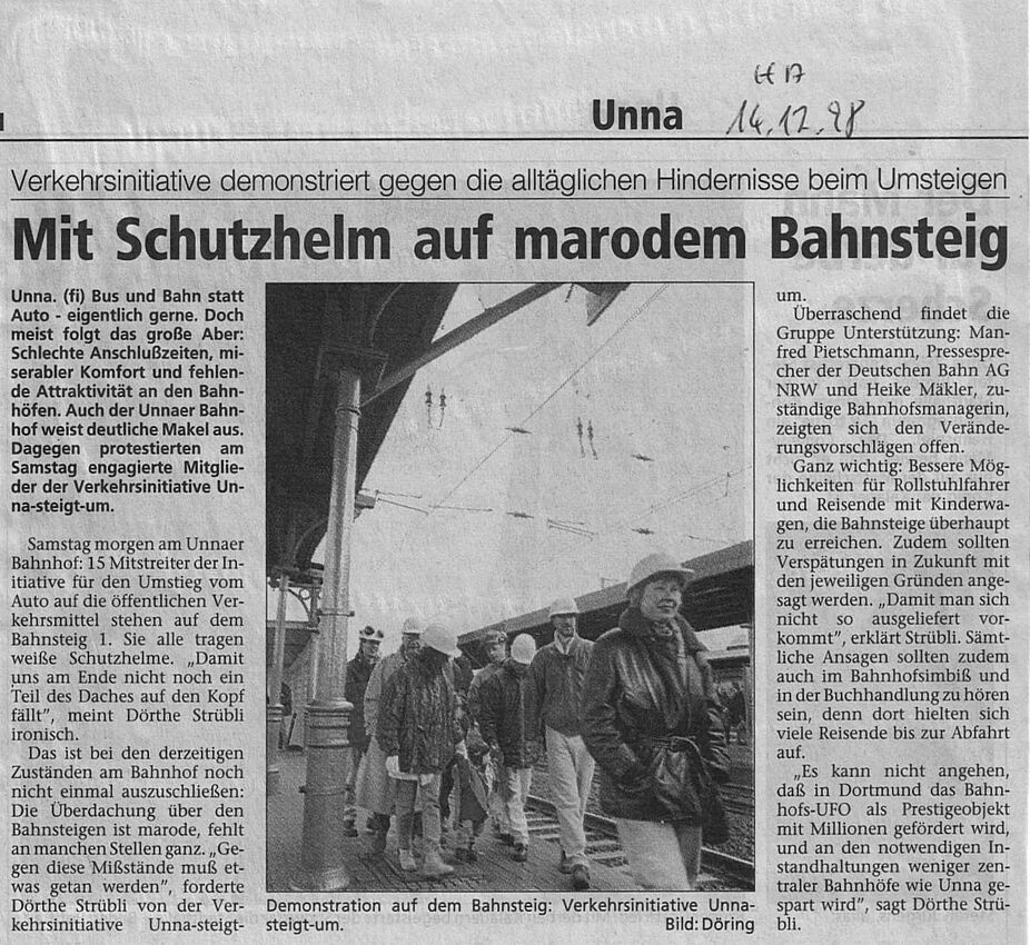 Mit Schutzhelm auf marodem Bahnsteig