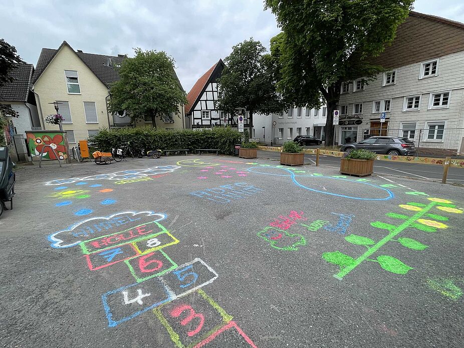 Gestaltete Asphaltfläche im Schulstraßenpark