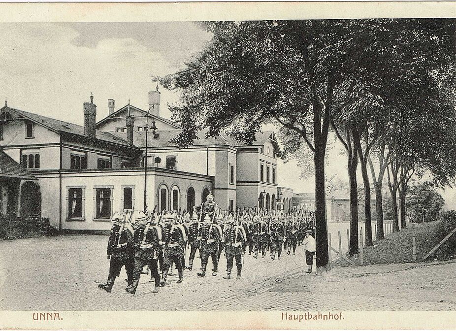 Truppen vor dem Bahnhof Unna