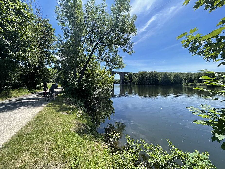 Ruhrtalradweg mit Viadukt bei Herdecke