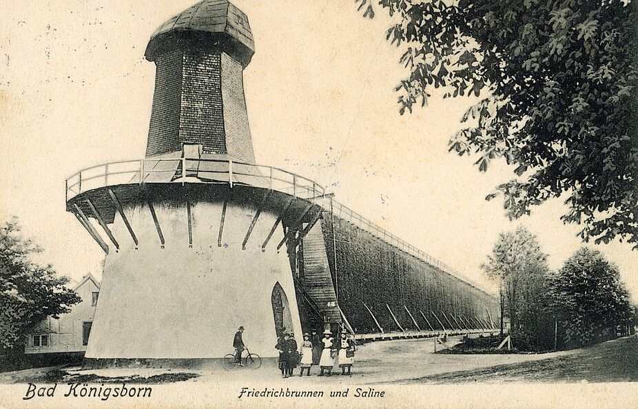 Fahrrad vor dem Friedrichsbrunnen und Saline