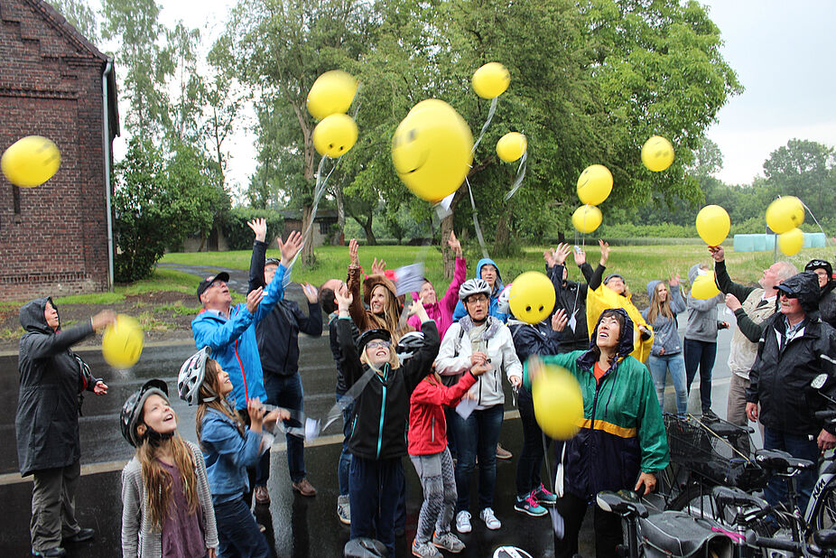 Nasse Heliumballons hatten bei starkem Regen schlechte Aufstiegschancen.