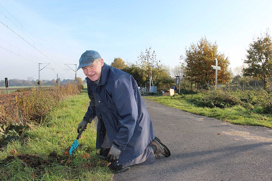 Michael Richter kniet sich in die Arbeit