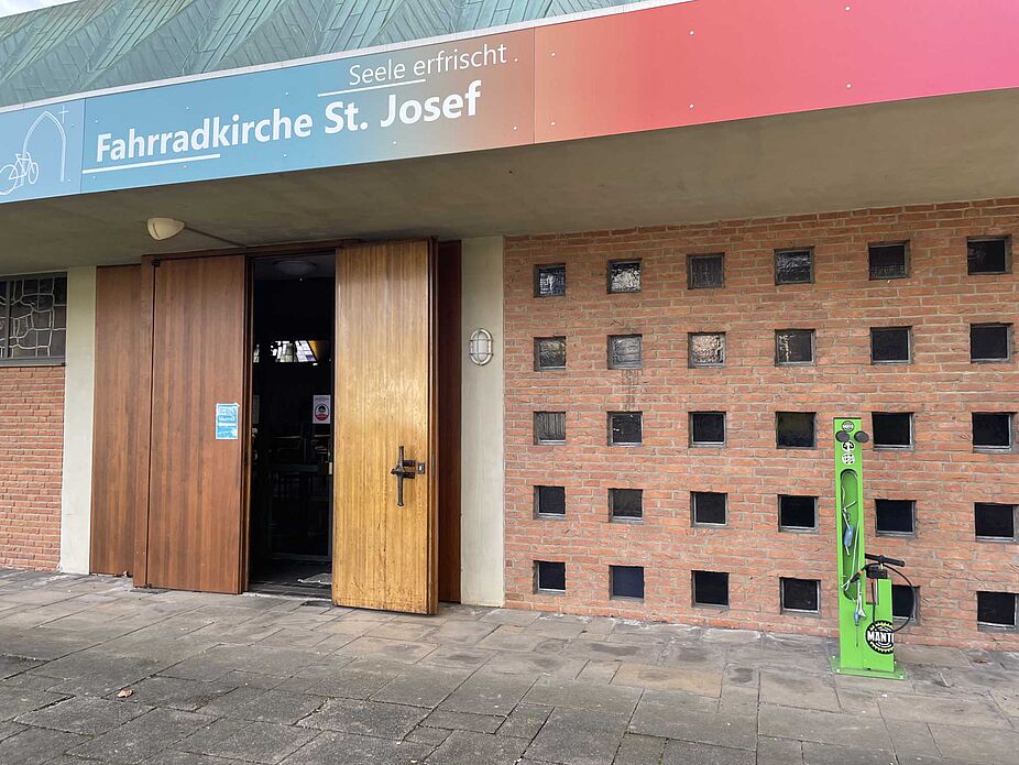 Werkzeugsäule neben dem Kircheneingang