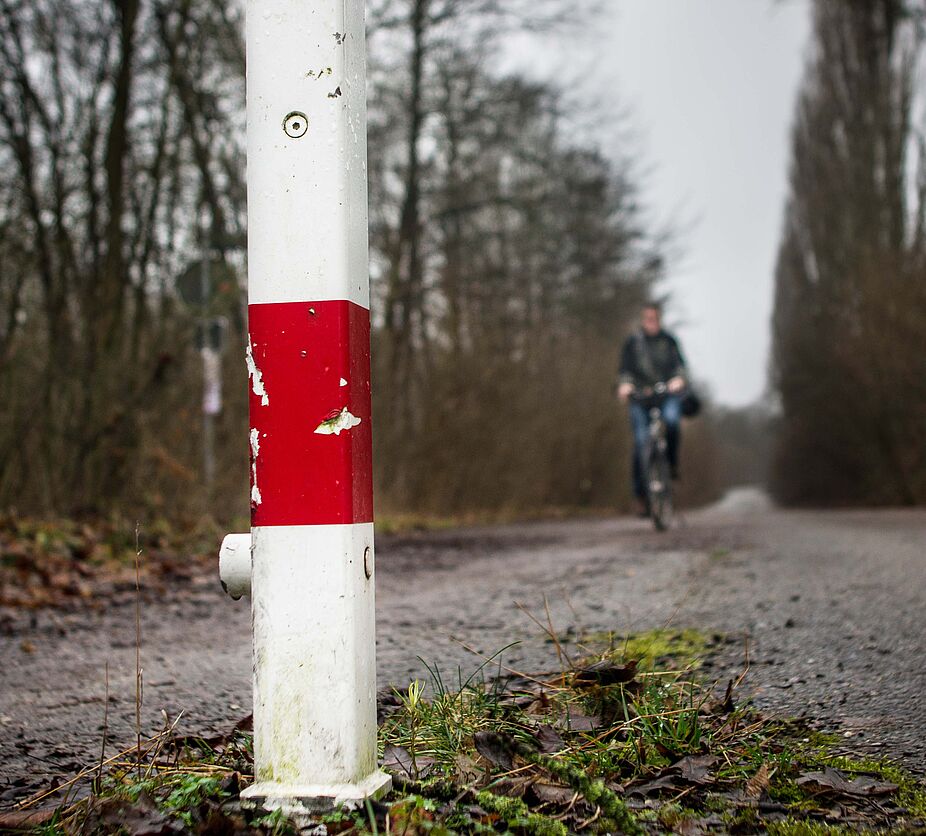 Poller mit Unfallspuren