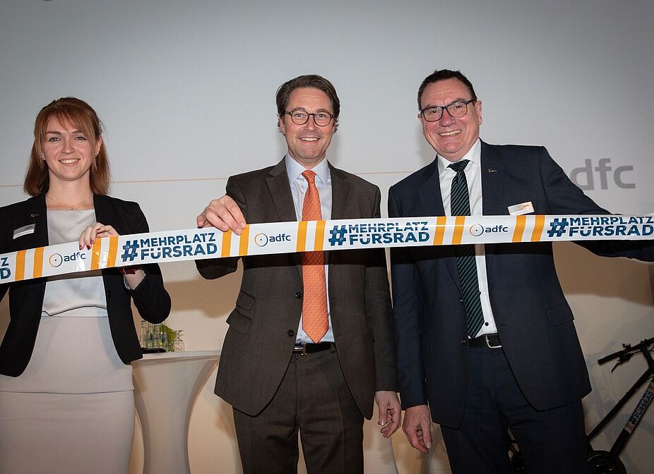 Bundesverkehrsminister Andreas Scheuer beim ADFC-Symposium #MehrPlatzFürsRad Bundesverkehrsminister Scheuer (m.) eröffnete das Symposium #MehrPlatzFürsRad zum 40-jährigen Bestehen des ADFC. Mit im Bild: Rebecca Peters, stv. ADFC-Bundesvorsitzende (l.) und Ulrich Syberg, ADFC-Bundesvorsitzender.