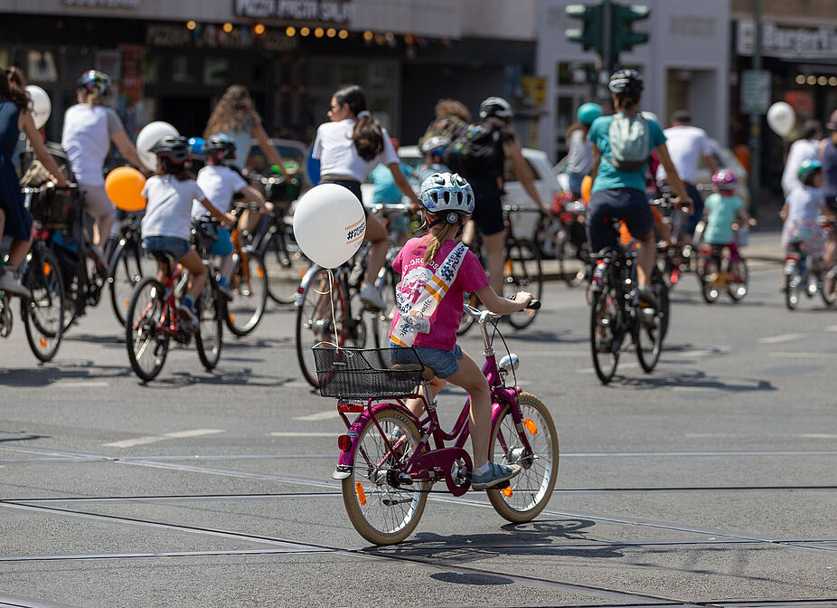 Kinder demonstrieren bei der ADFC-Sternfahrt für mehr Platz fürs Rad Kinder demonstrieren bei der ADFC-Sternfahrt für mehr Platz fürs Rad