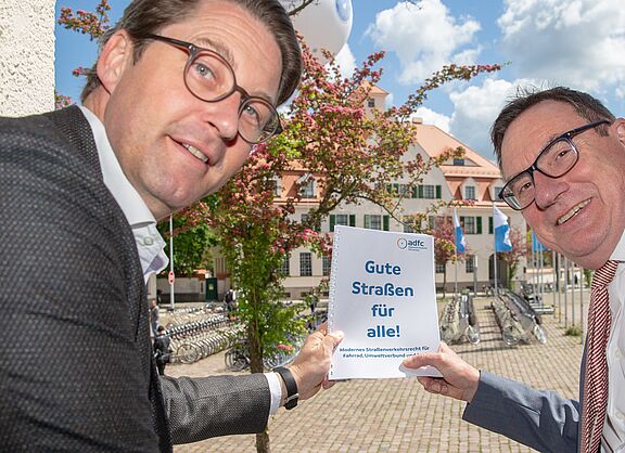 ADFC-Vorsitzender Ulrich Syberg übergibt Bundesminster Andreas Scheuer Gesetzesentwurf