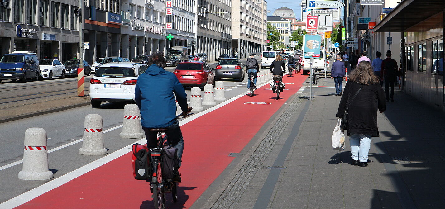 Geschützter Radfahrstreifen in Darmstadt Rheinstraße.