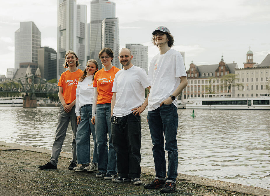 Der Bundesjugendvorstand des Jungen ADFC: Sebastian Vogel, Lilia Vogt, Lena Adam, Norman Kleist, Elija König (v.l.n.r.) (nicht im Bild: Lena Becker) Der Bundesjugendvorstand des Jungen ADFC: Sebastian Vogel, Lilia Vogt, Lena Adam, Norman Kleist, Elija König (v.l.n.r.) (nicht im Bild: Lena Becker)