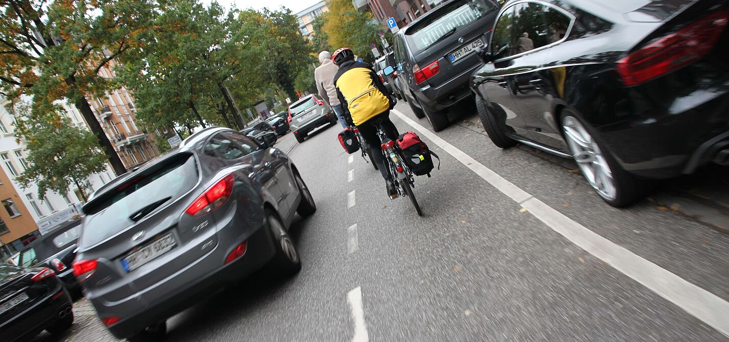 Radfahrer wird mit weniger als 1,5 überholt